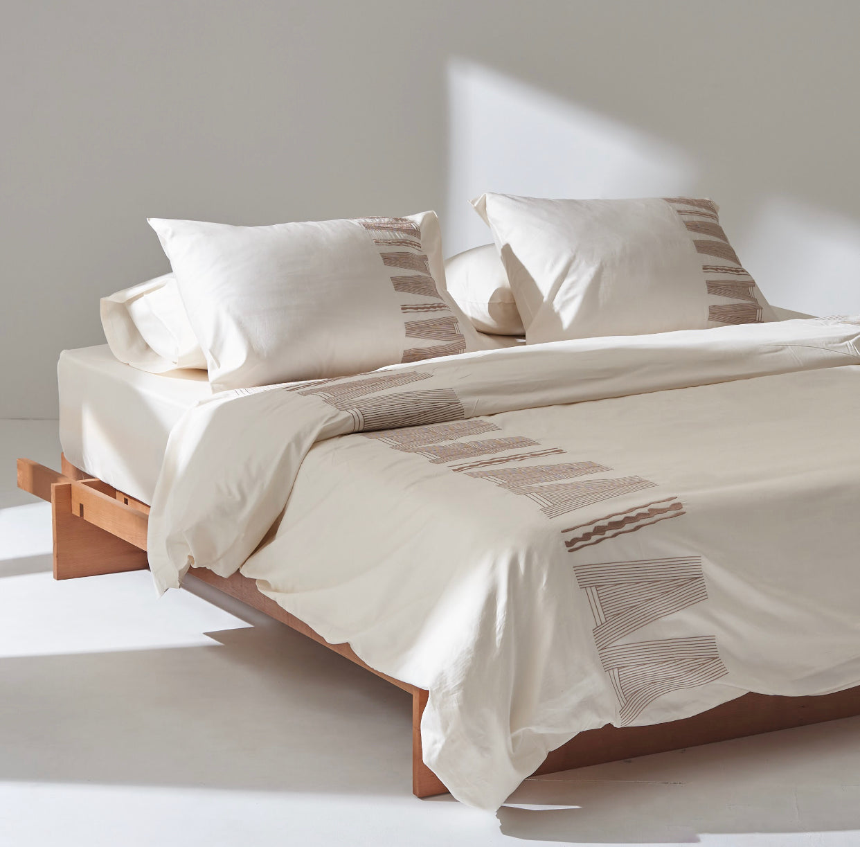 Sateen Unda Embroidery Duvet set in Ivory