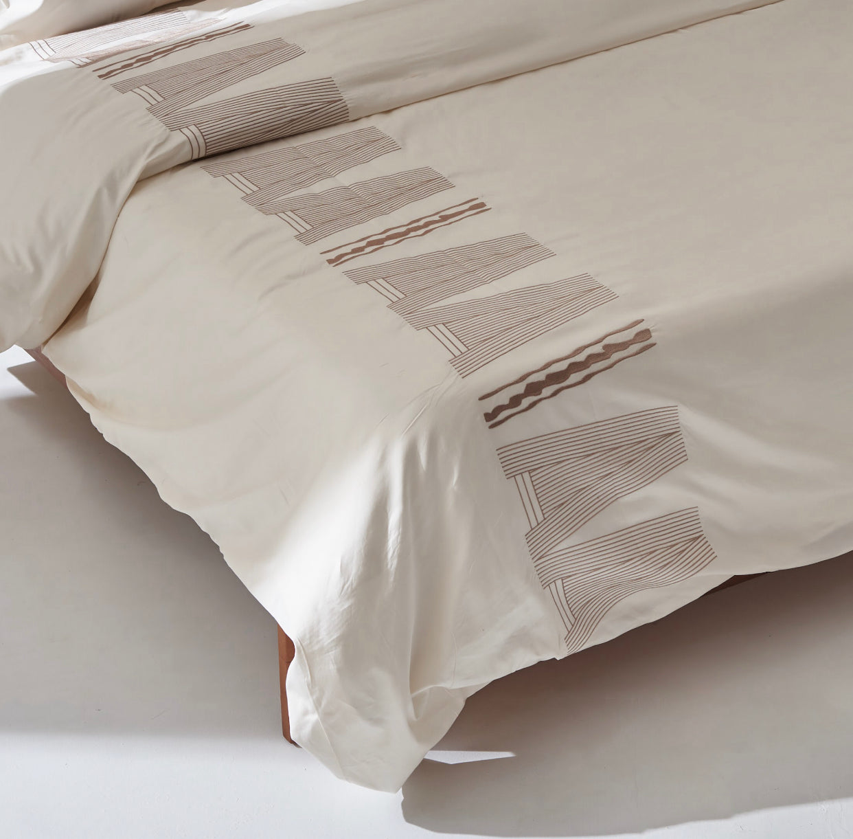 Sateen Unda Embroidery Duvet set in Ivory